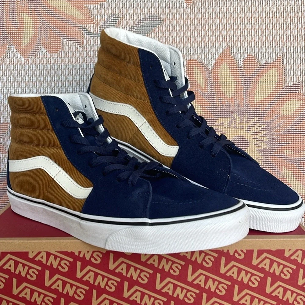 Vans WMNS Sk8-Hi
Mini Cord Blue/Brown
VN0007NS0BO
Sneakers 

CORDUROY - Picture 15 of 16